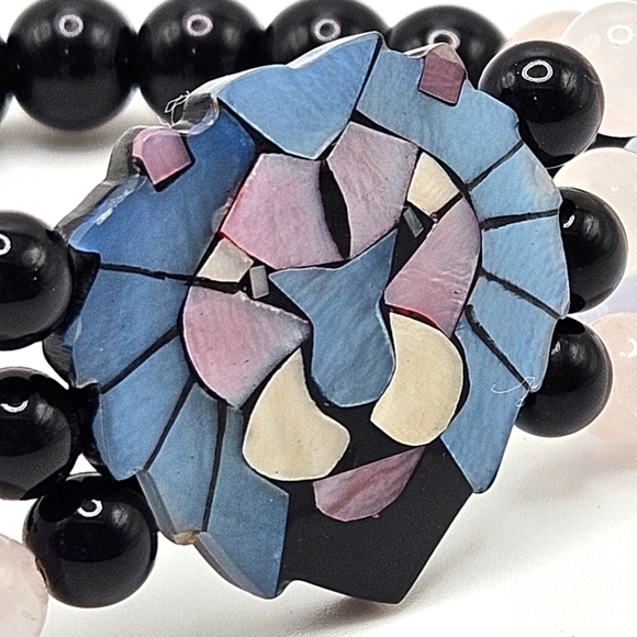 VINTAGE Lee Sands Lion Face Mother of Pearl Onyx Inlay Stretch Beaded Bracelet - Picture 2 of 5